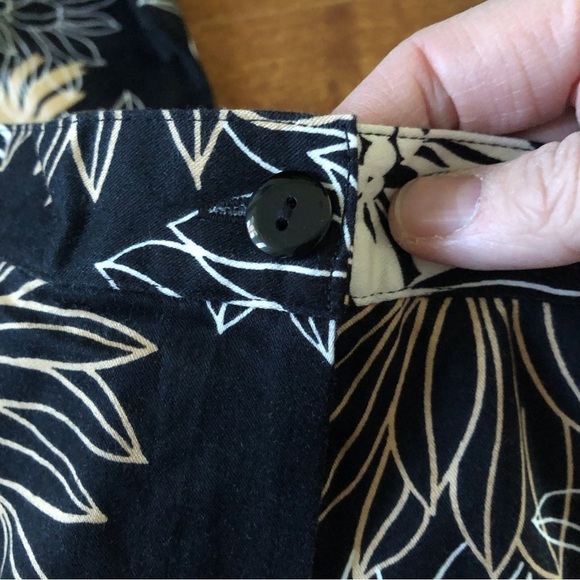 Vintage Alfred Dunner black floral cotton stretch cropped pants in size 14 - Picture 3 of 8
